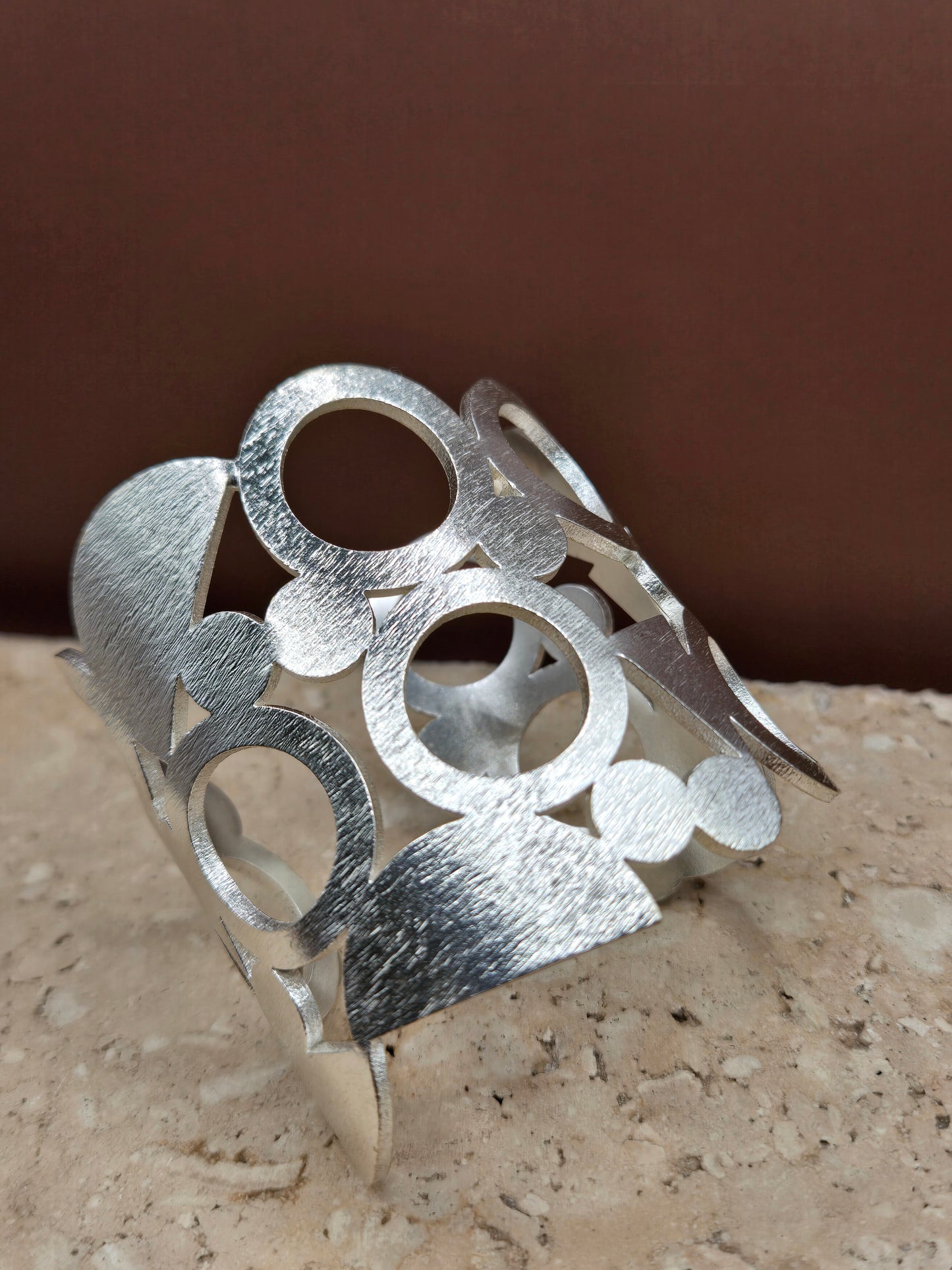 Brazalete figuras geométricas, color plata