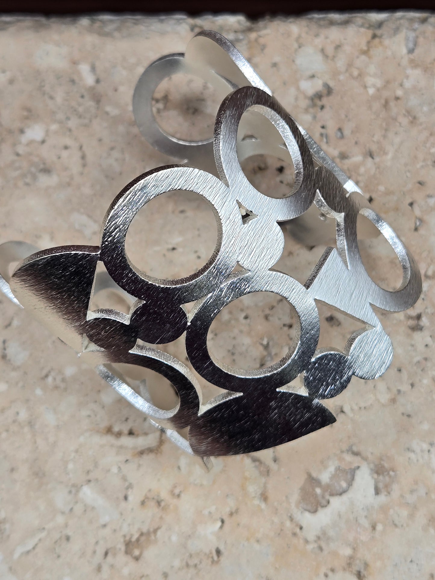 Brazalete figuras geométricas, color plata