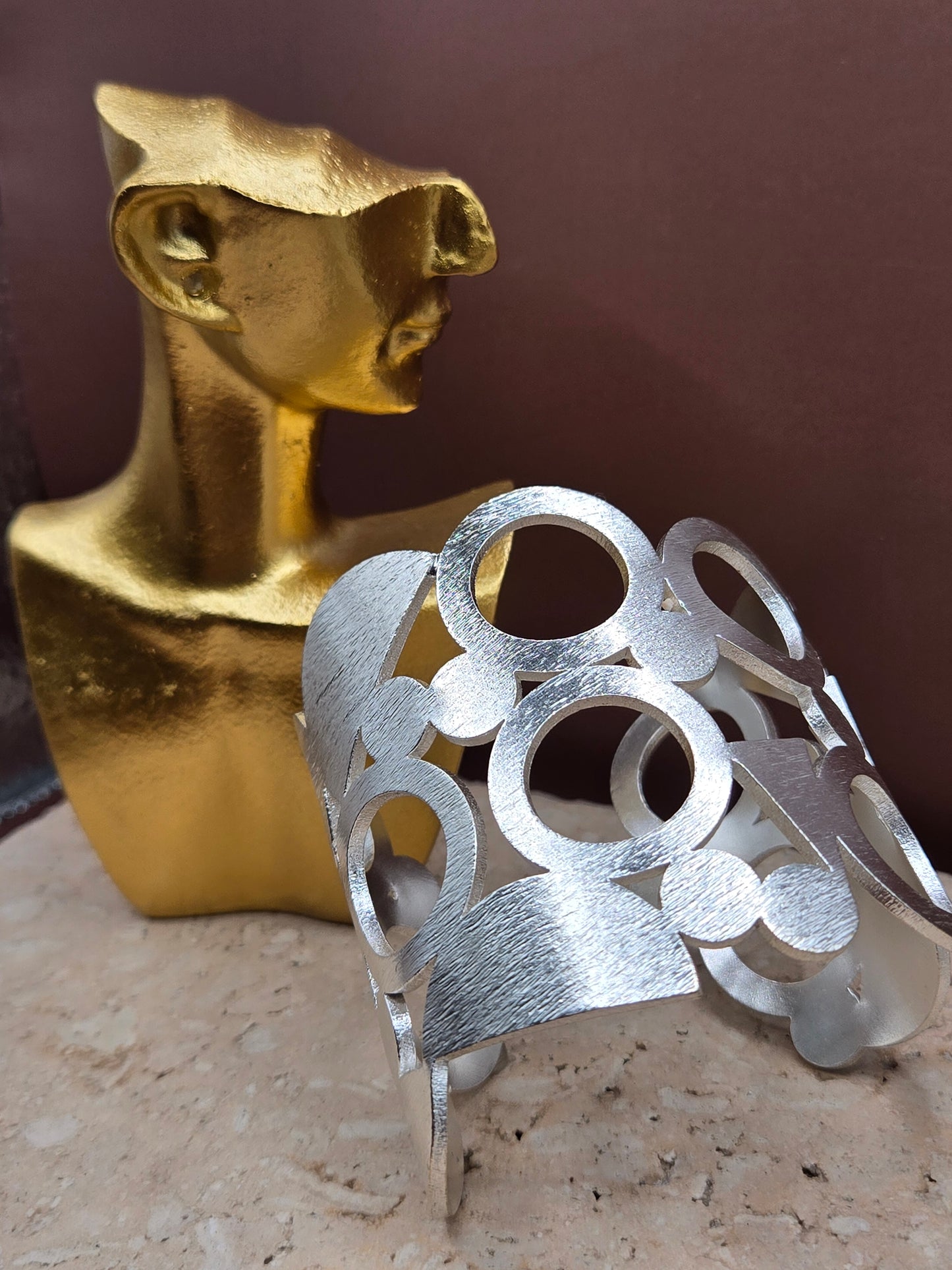 Brazalete figuras geométricas, color plata