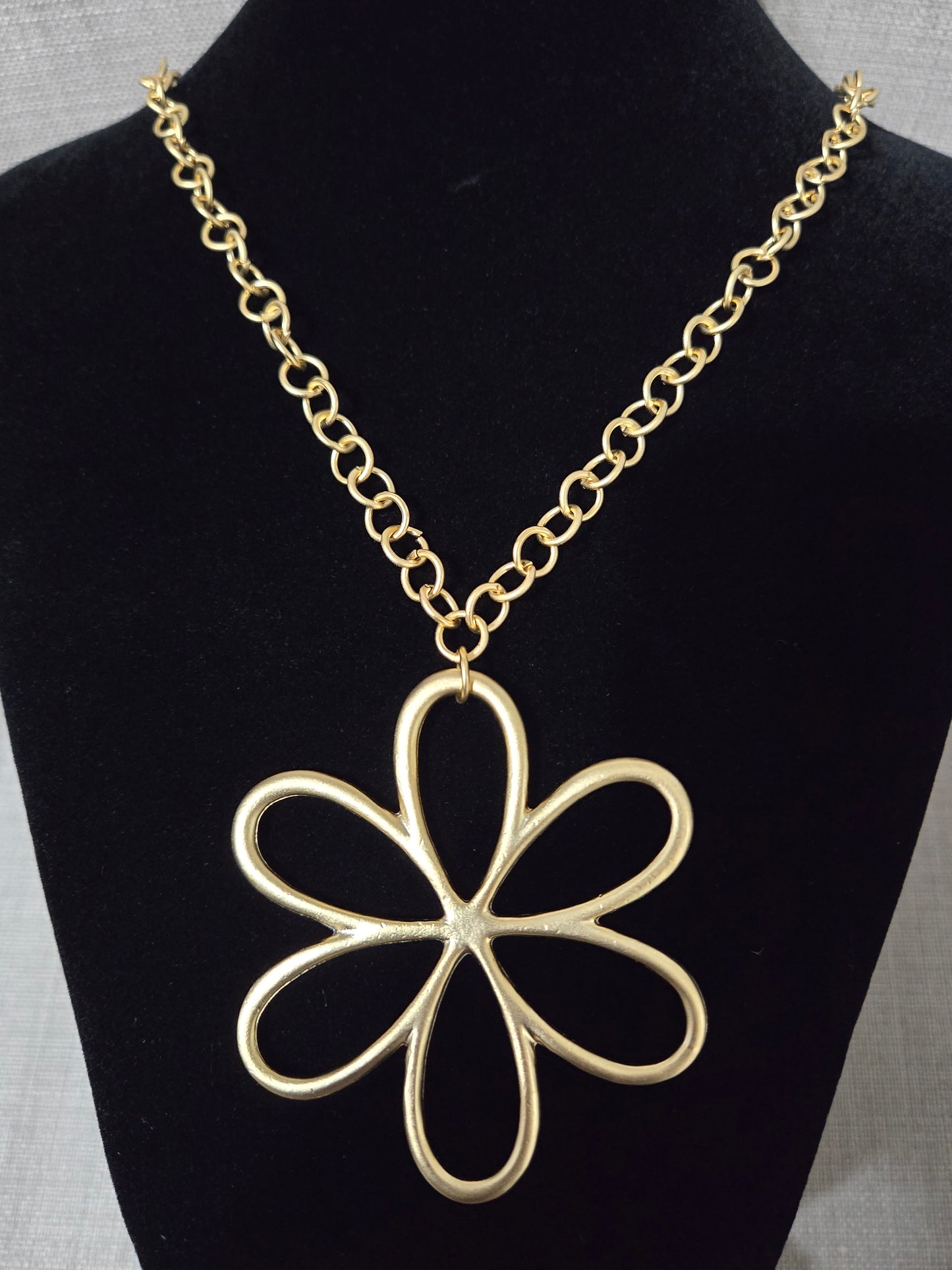 Collar flor colgante, color oro, largo