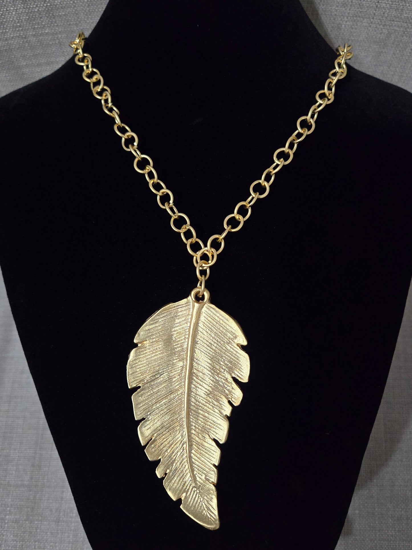 Collar hoja colgante, color oro, largo