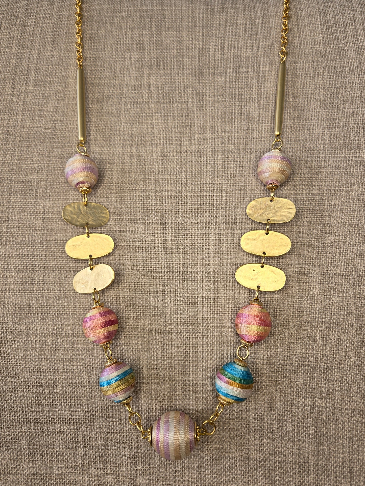 Collar esferas color pastel, con detalles dorado, largo