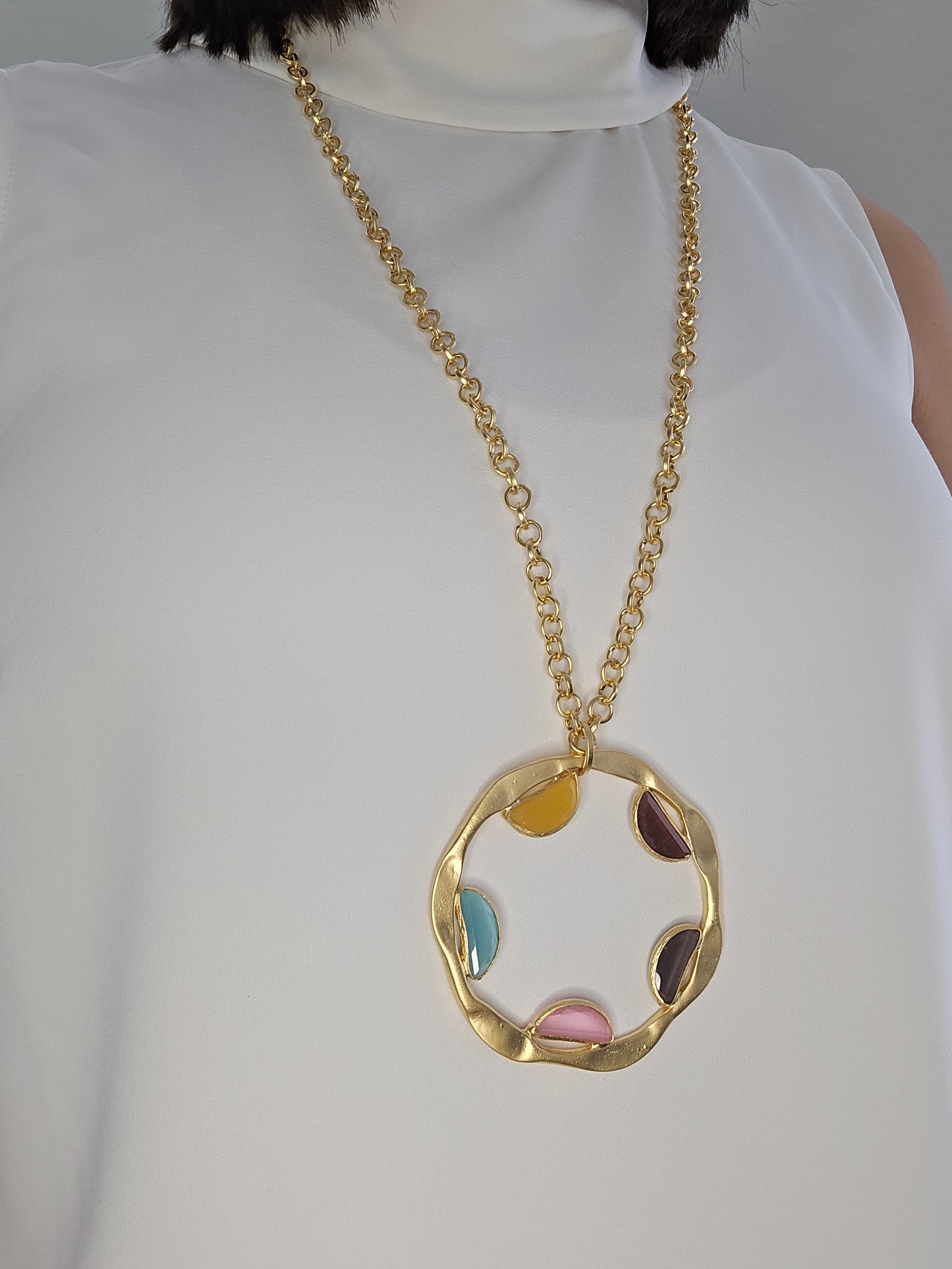 Collar cinco medias lunas de piedras ágata, color oro, largo