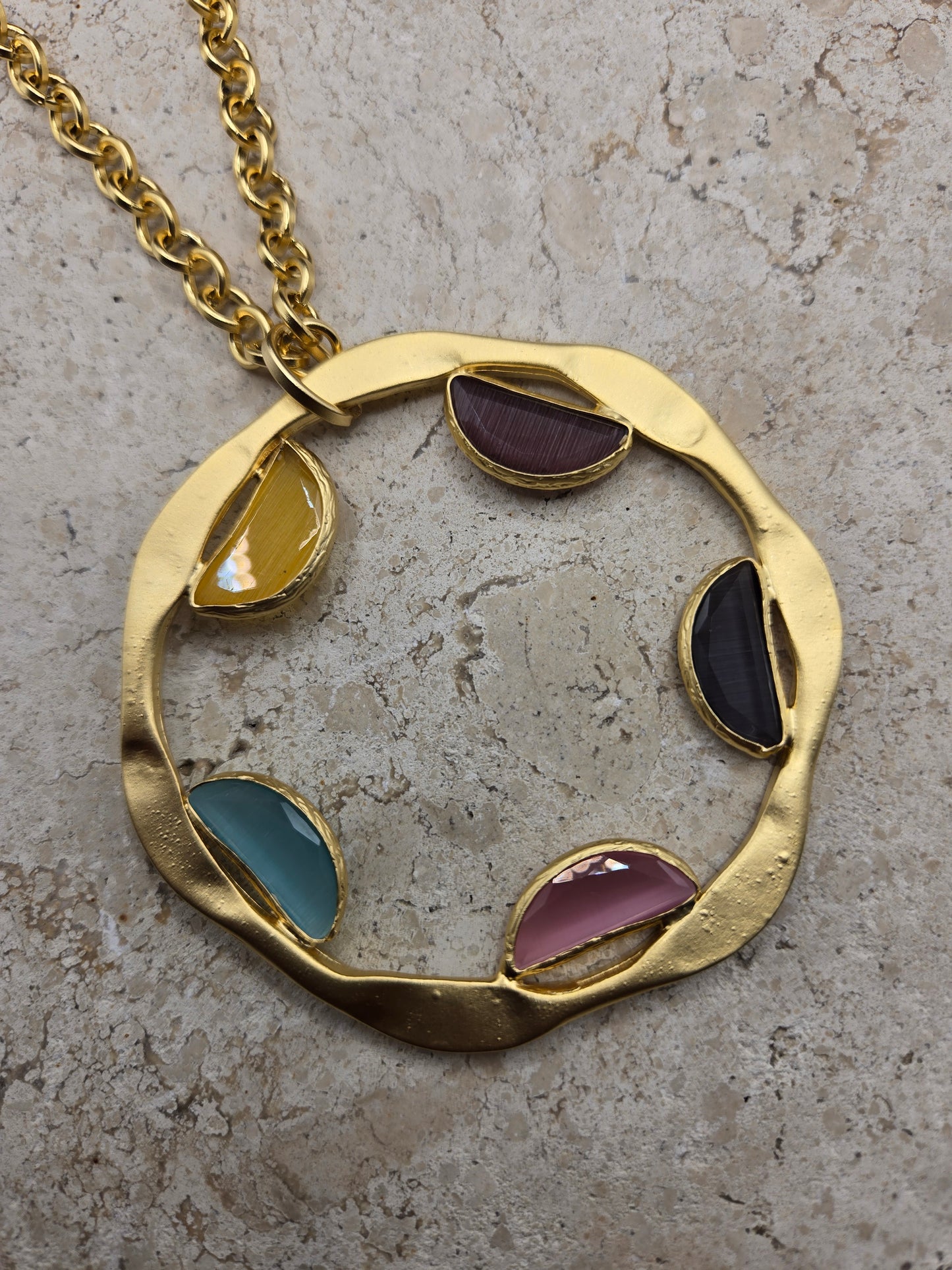 Collar cinco medias lunas de piedras ágata, color oro, largo