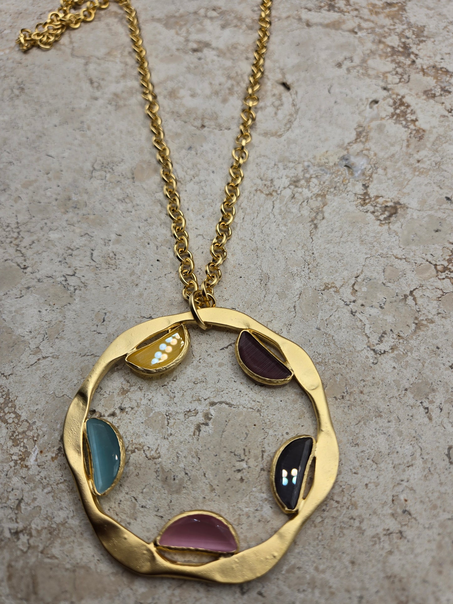 Collar cinco medias lunas de piedras ágata, color oro, largo