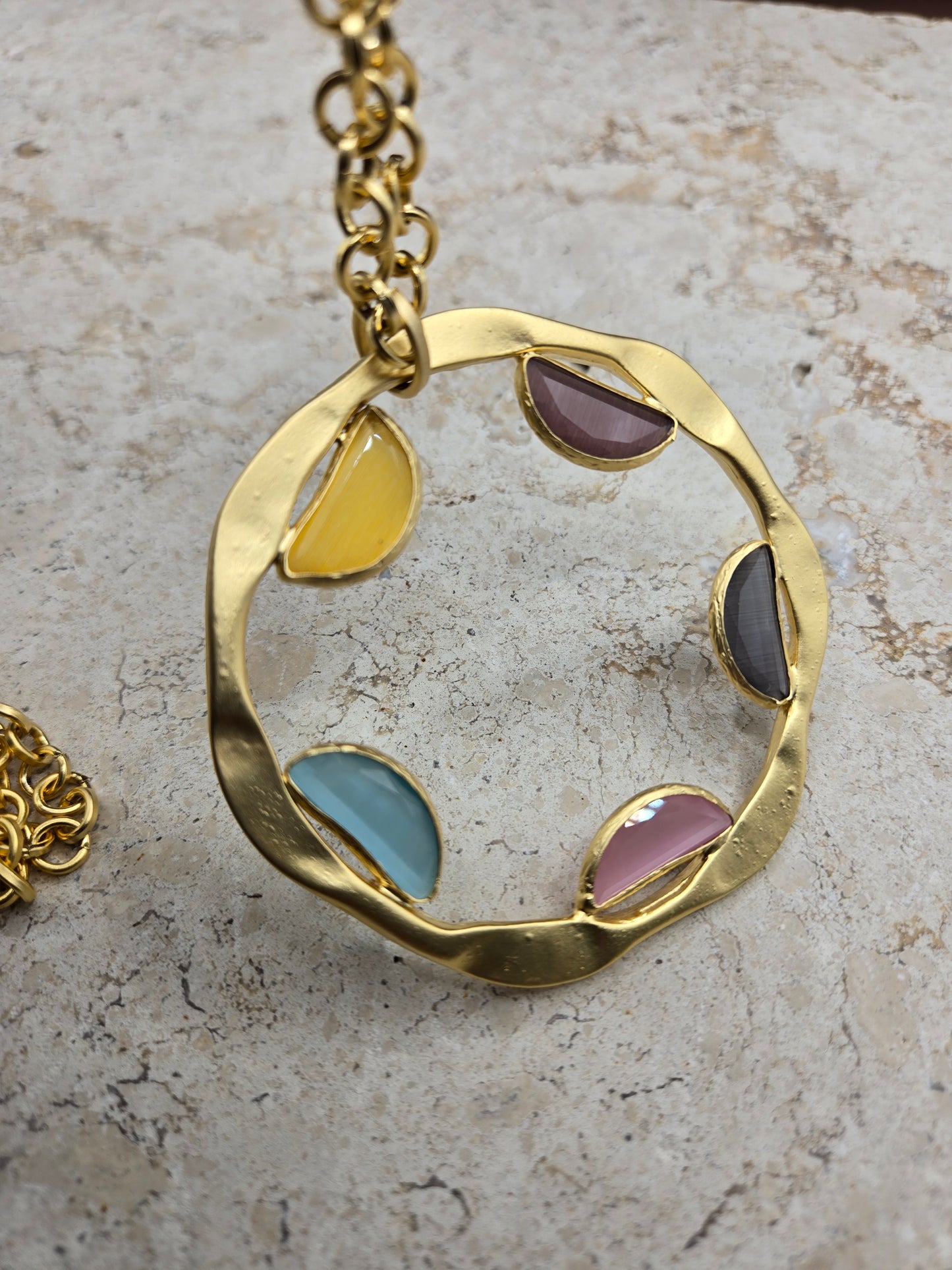 Collar cinco medias lunas de piedras ágata, color oro, largo