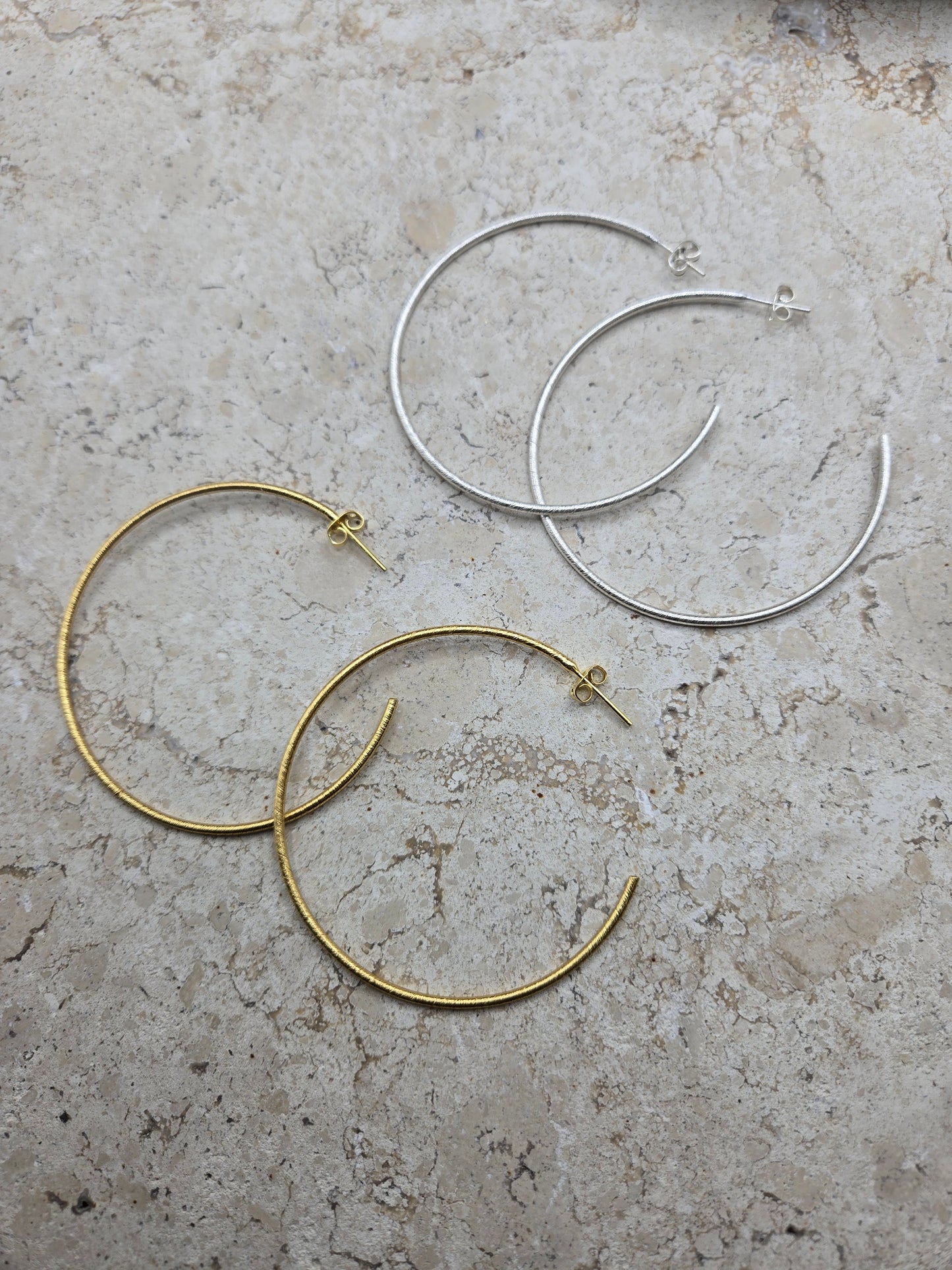 Aretes "Simple Hoop", dorado y plata