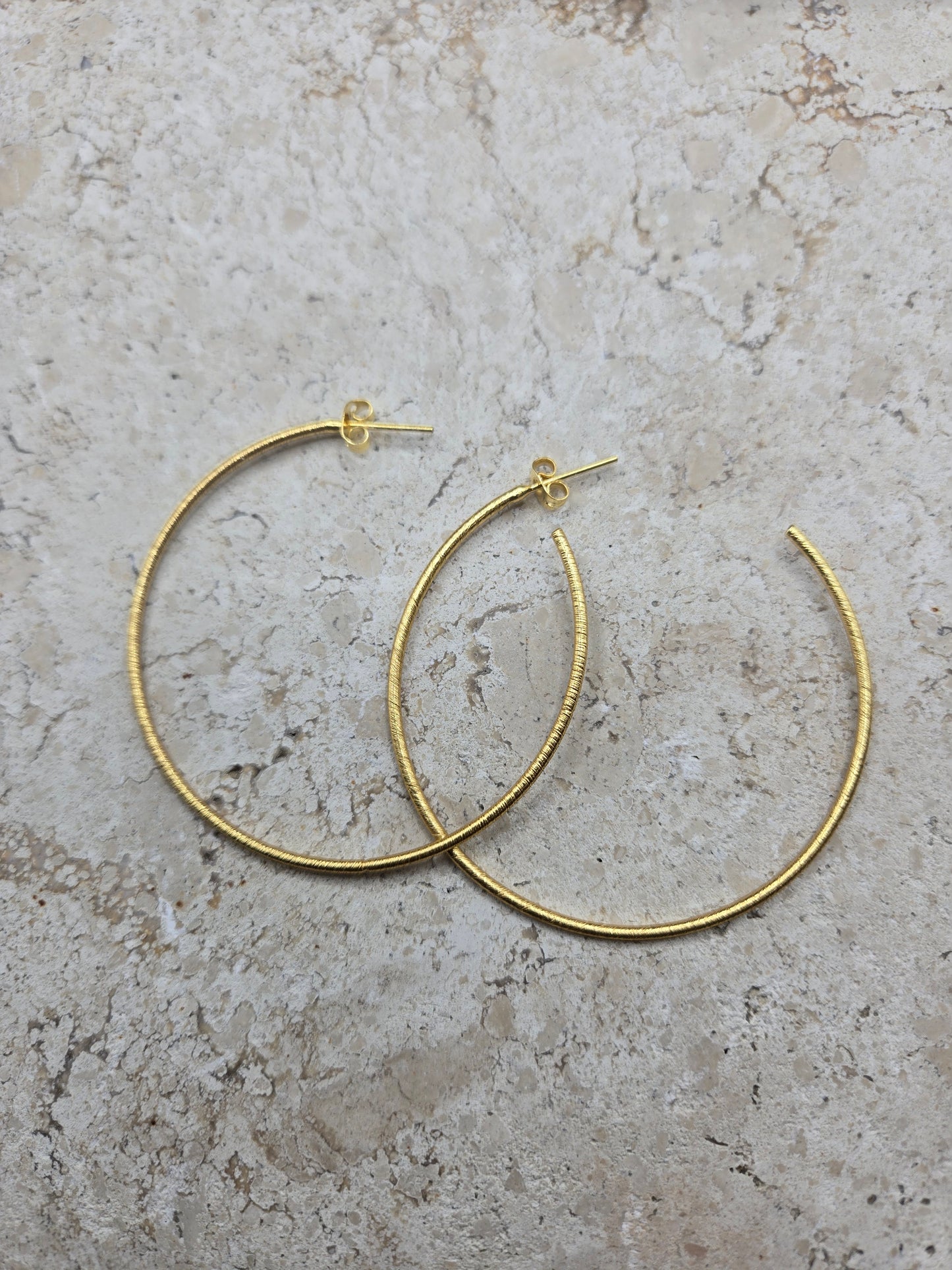 Aretes "Simple Hoop", dorado y plata