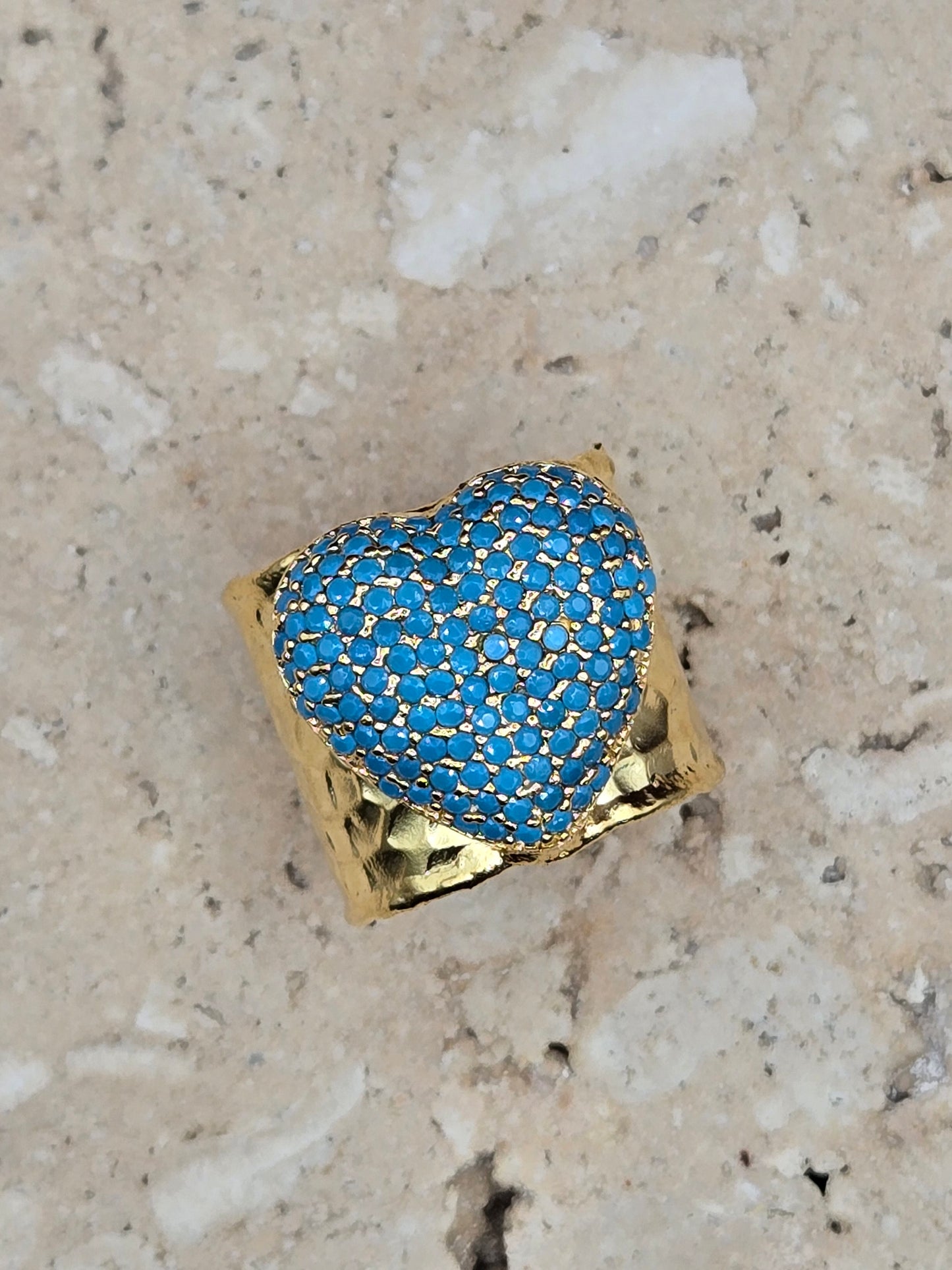Sortija corrugada, color oro con corazón azul turquesa o violeta, ajustable