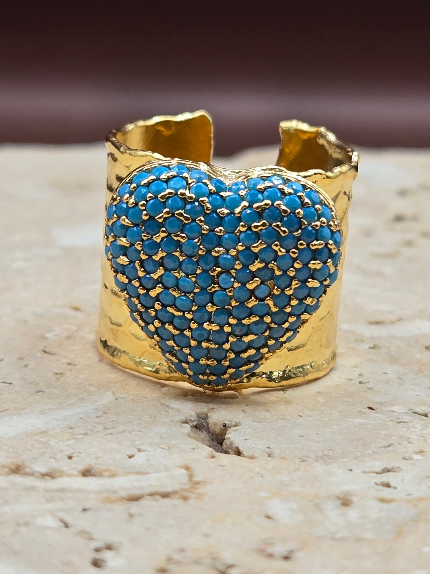 Sortija corrugada, color oro con corazón azul turquesa o violeta, ajustable