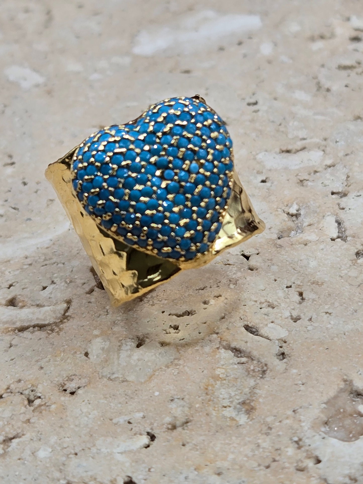 Sortija corrugada, color oro con corazón azul turquesa o violeta, ajustable