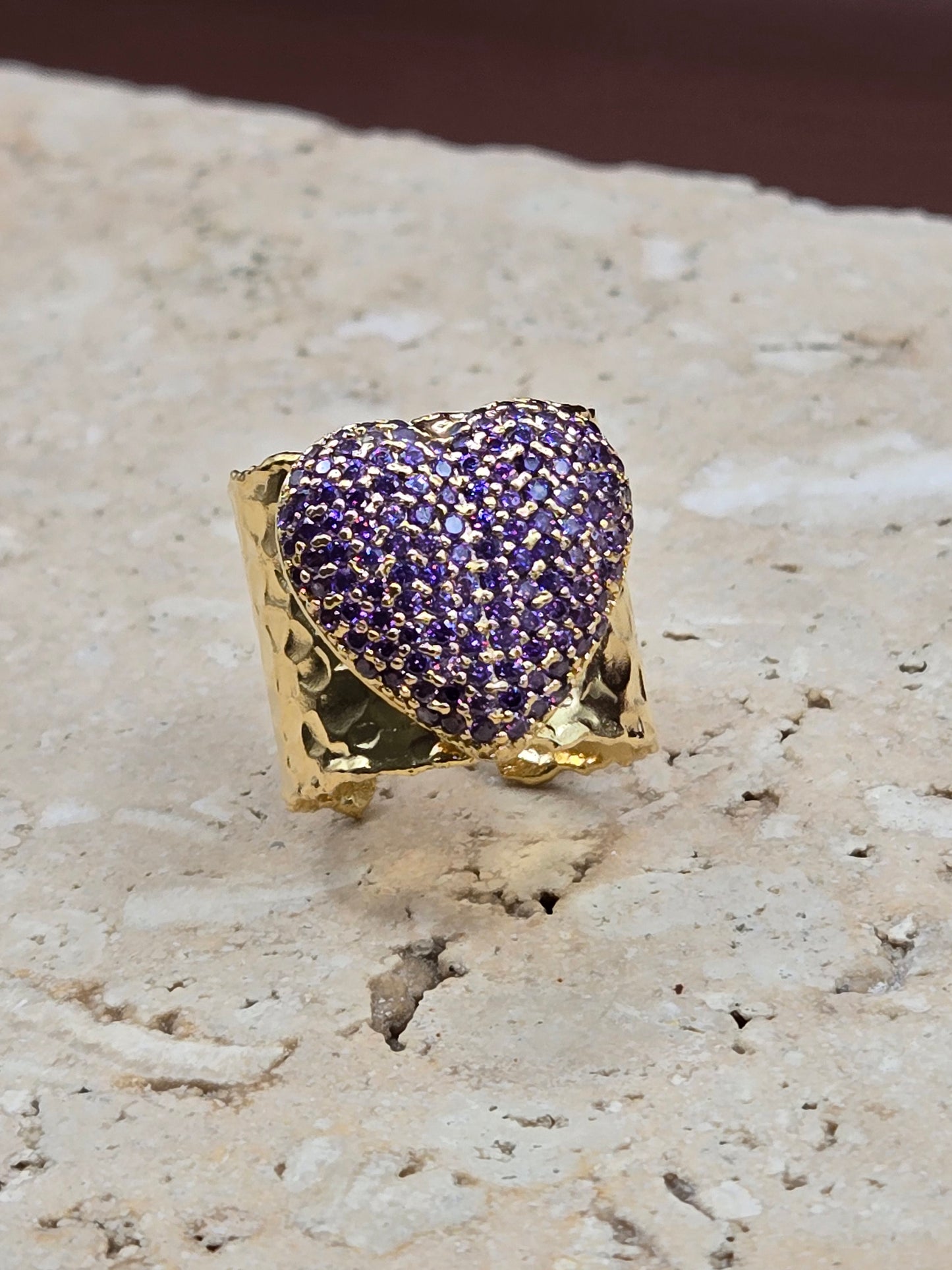 Sortija corrugada, color oro con corazón azul turquesa o violeta, ajustable