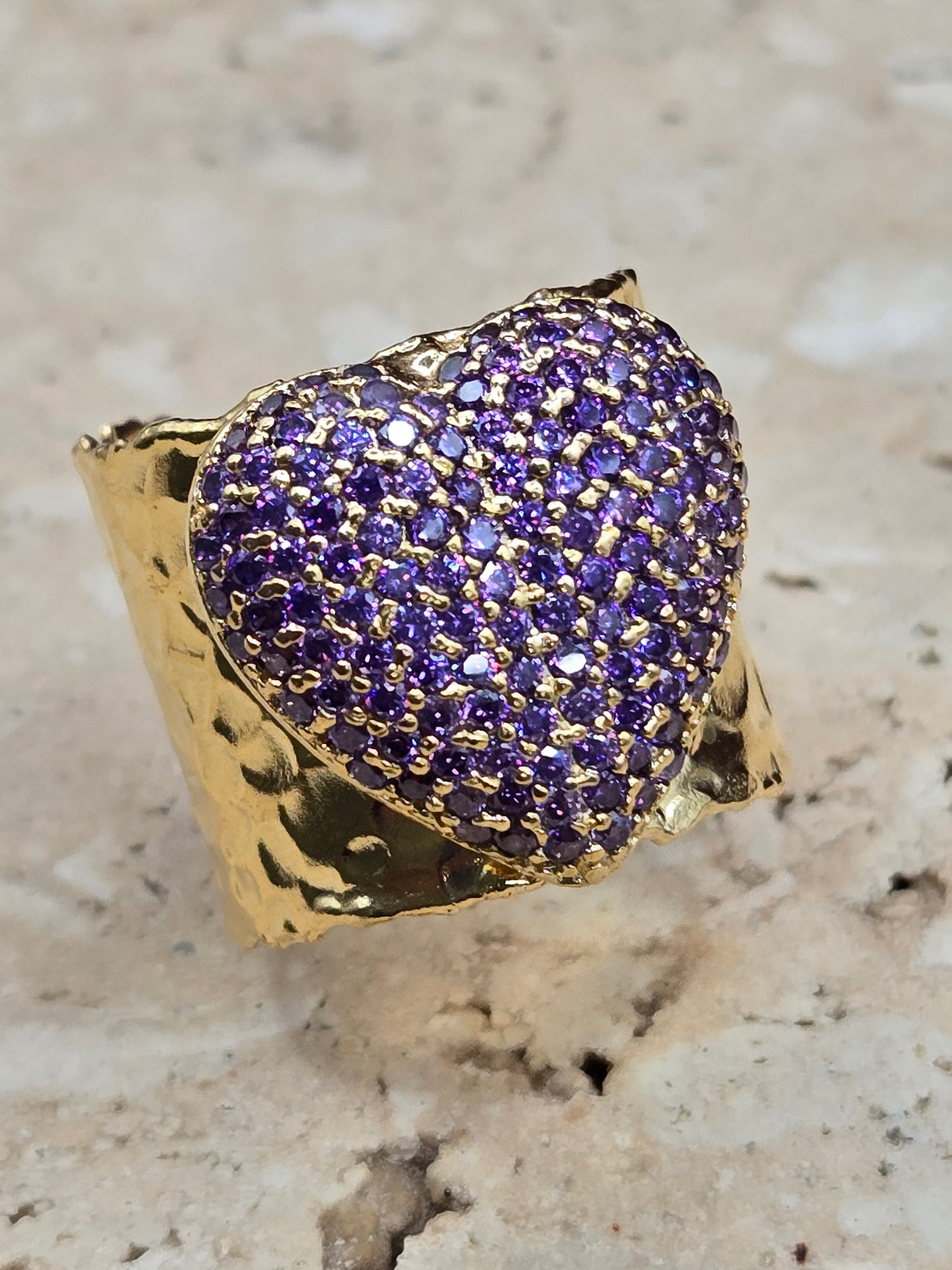 Sortija corrugada, color oro con corazón azul turquesa o violeta, ajustable