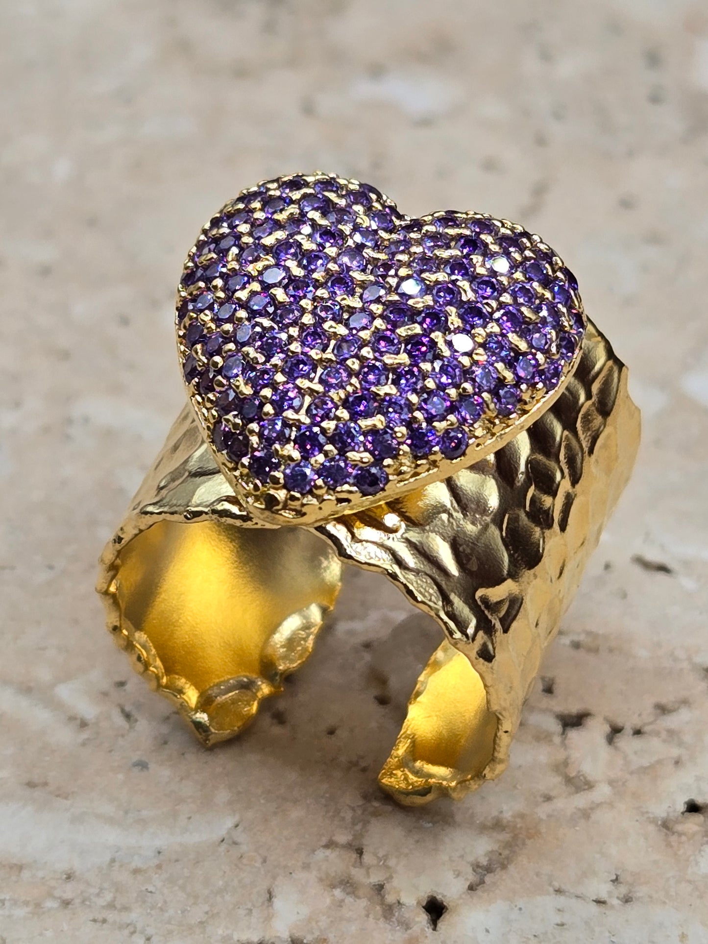 Sortija corrugada, color oro con corazón azul turquesa o violeta, ajustable