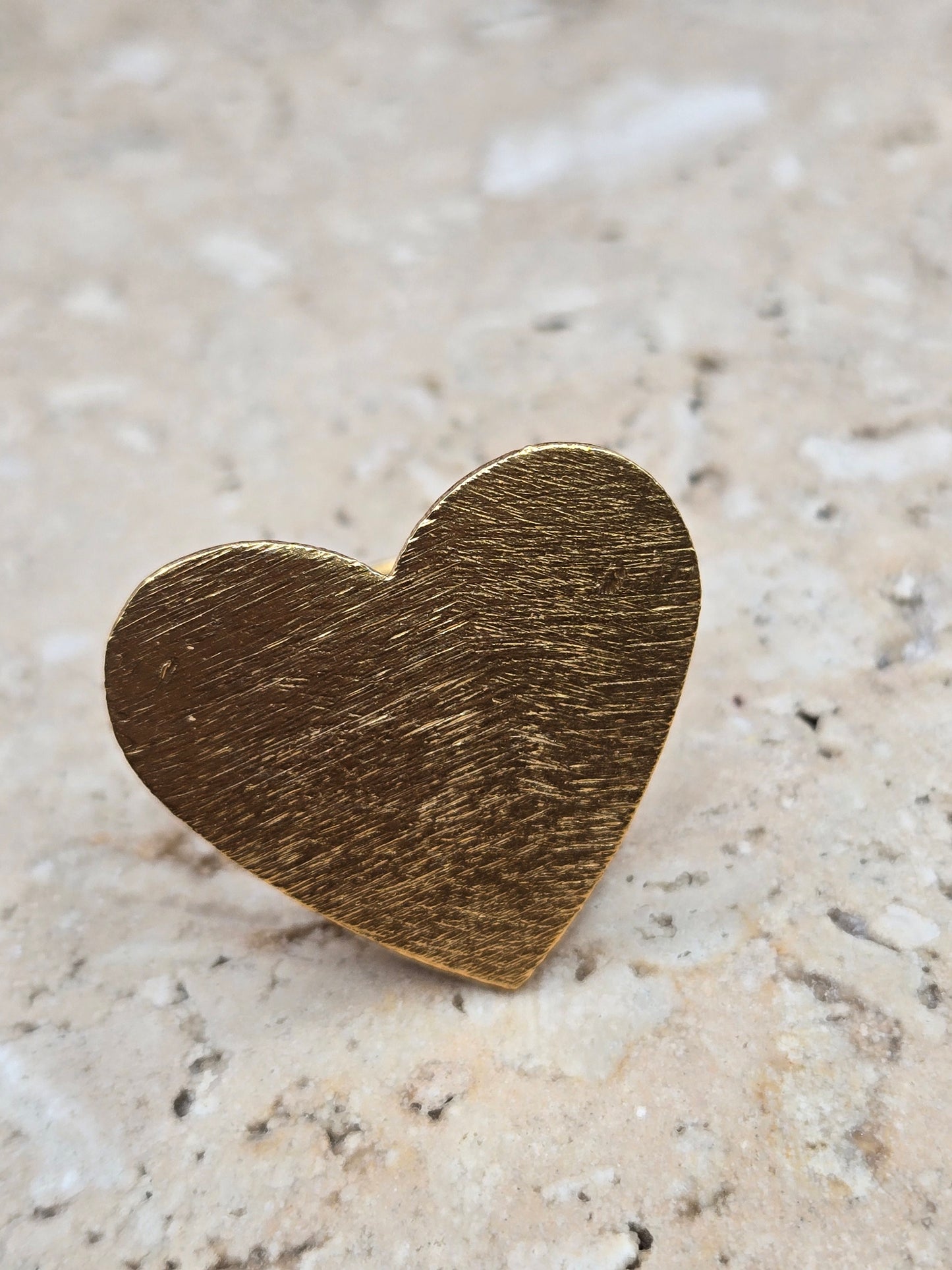 Sortija corazón, color oro mate, ajustable