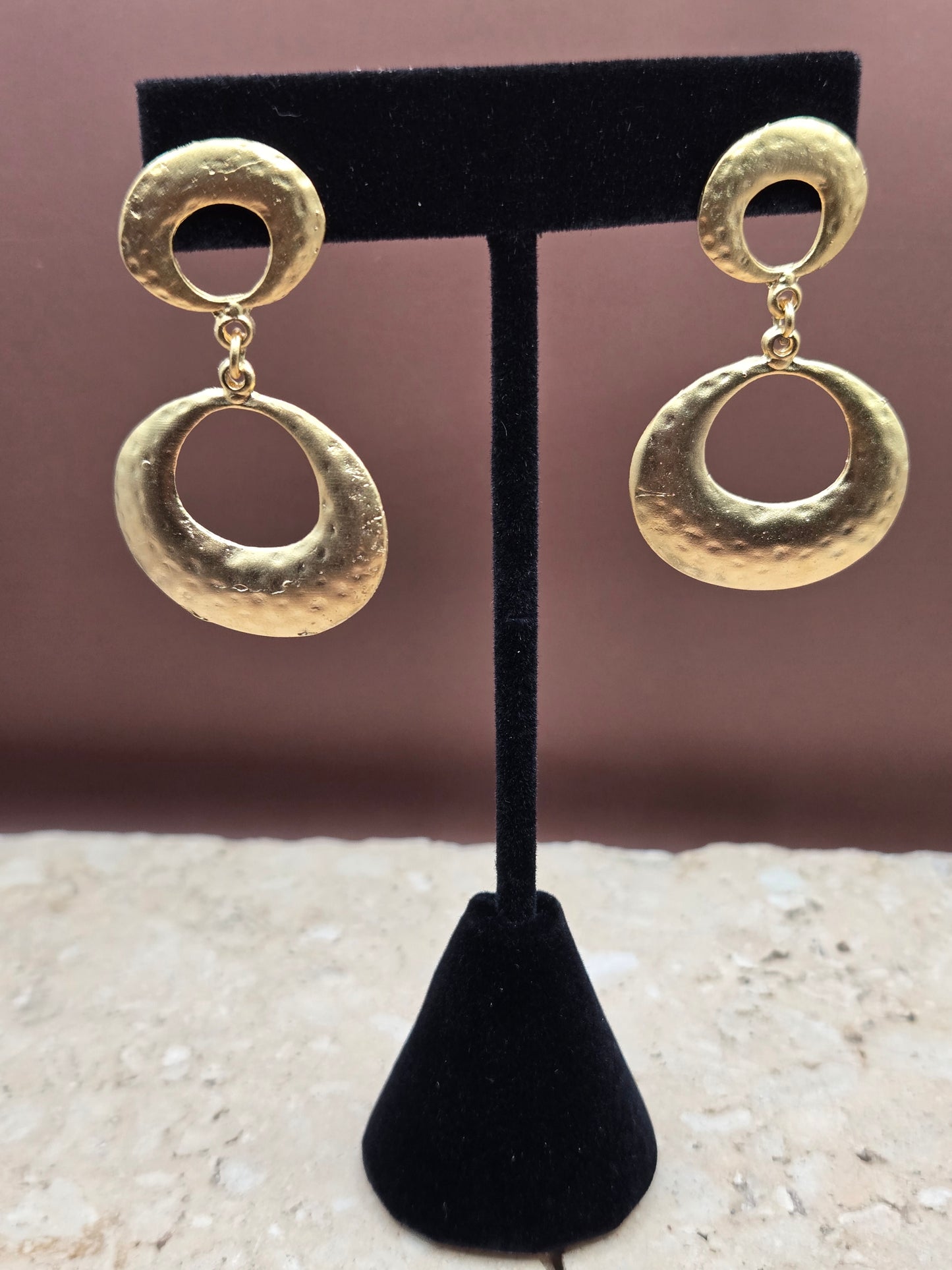 Aretes texturizados, dorado mate