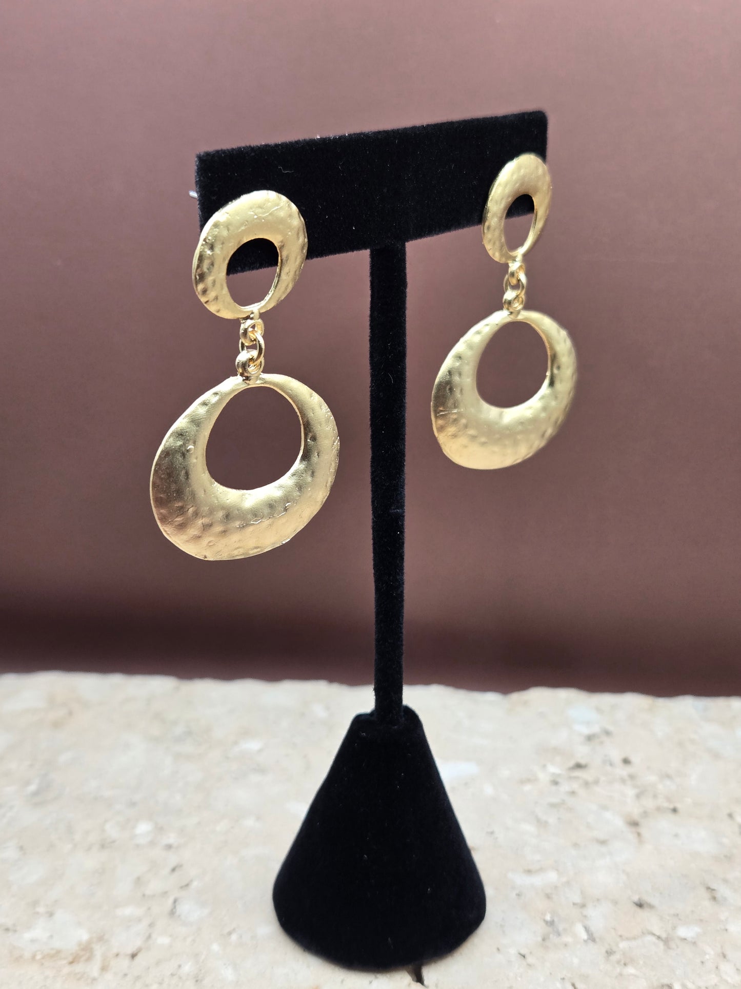 Aretes texturizados, dorado mate