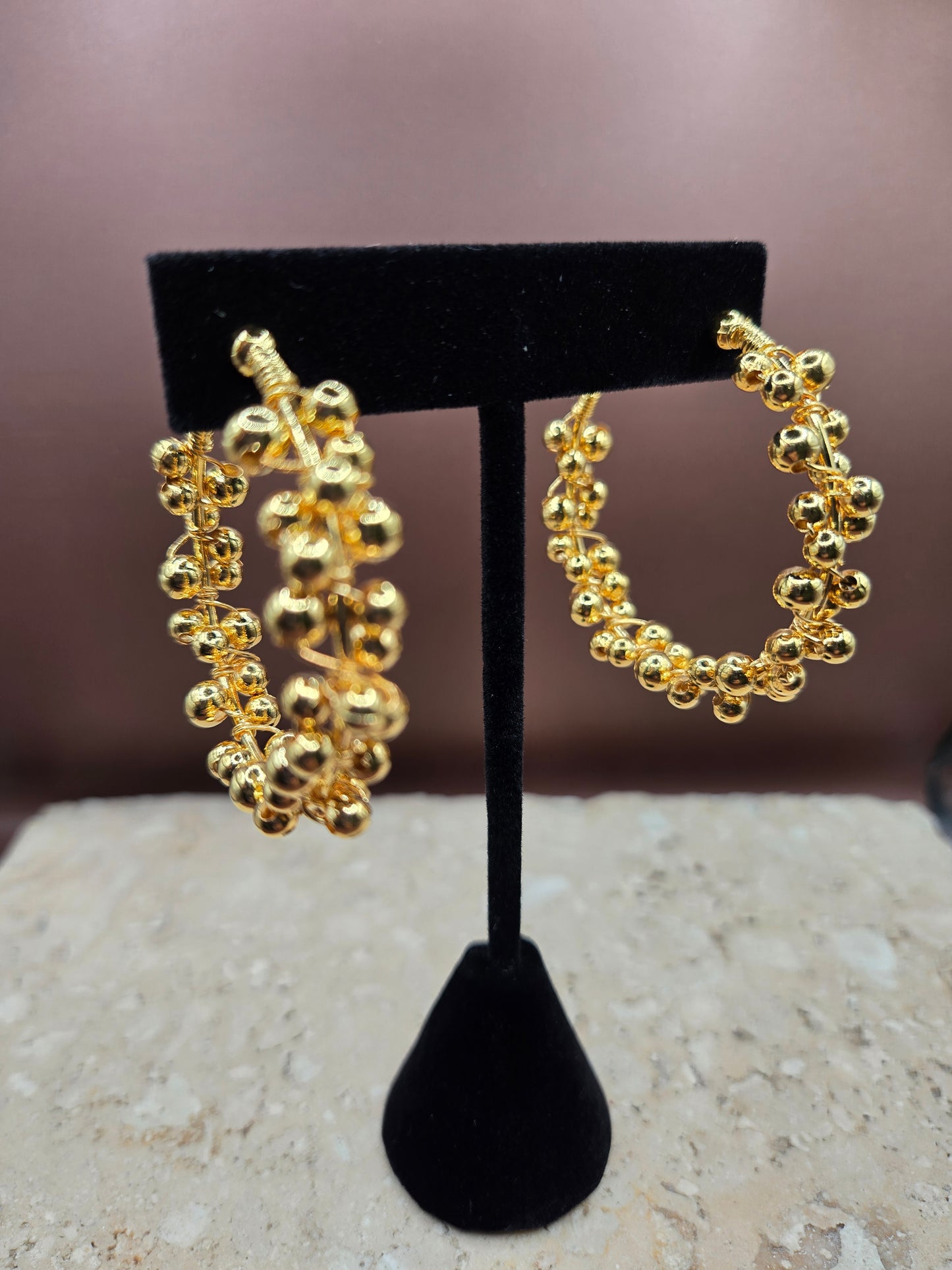 Arete tesoro entretejido, en bronce bañado en oro.