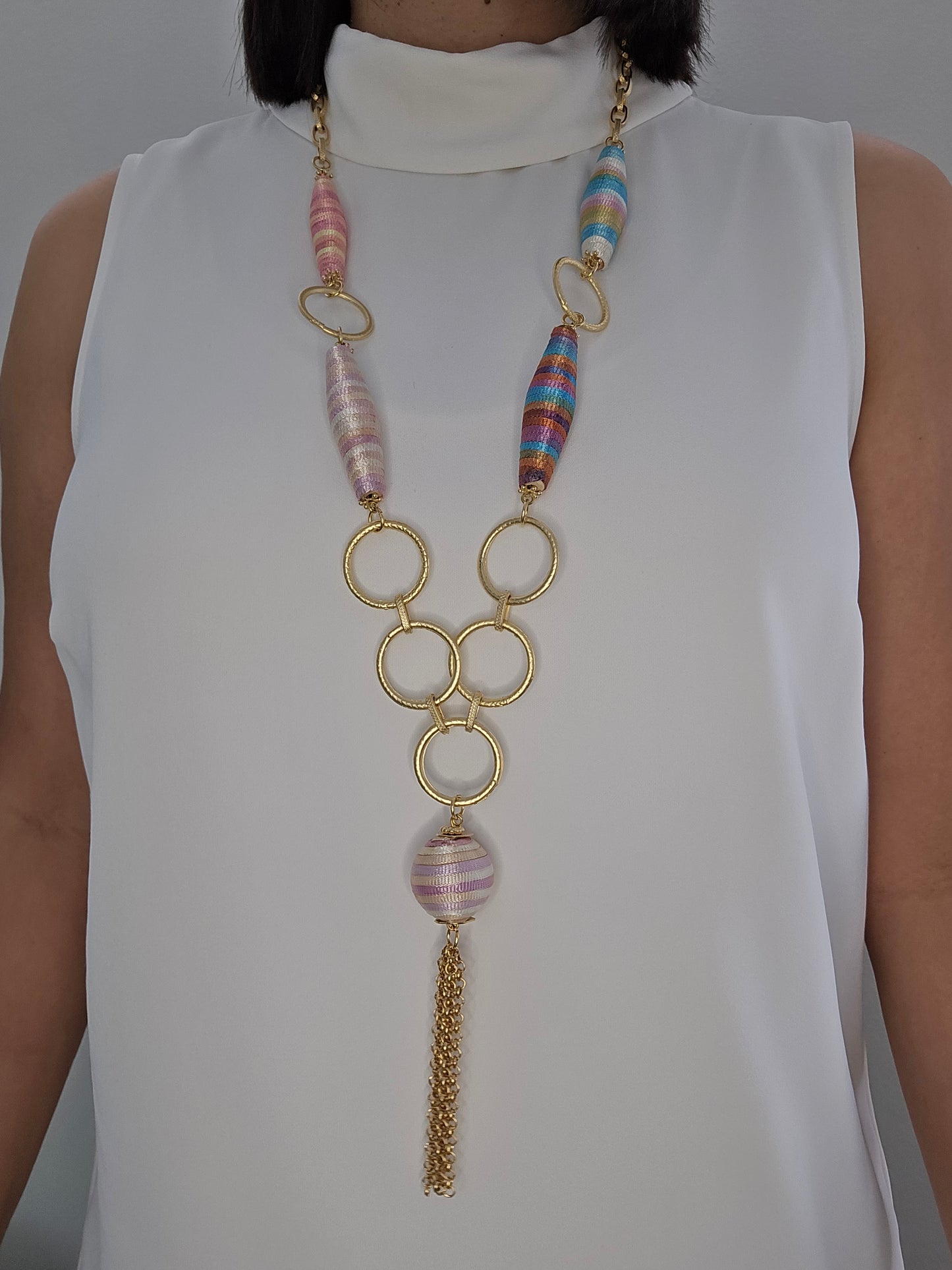 Collar óvalos pasteles, con detalles dorado, largo