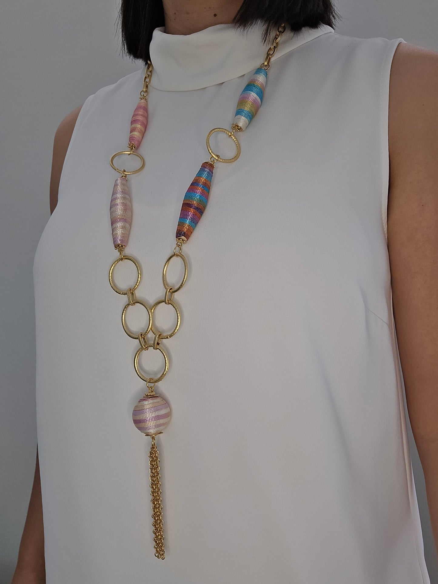 Collar óvalos pasteles, con detalles dorado, largo