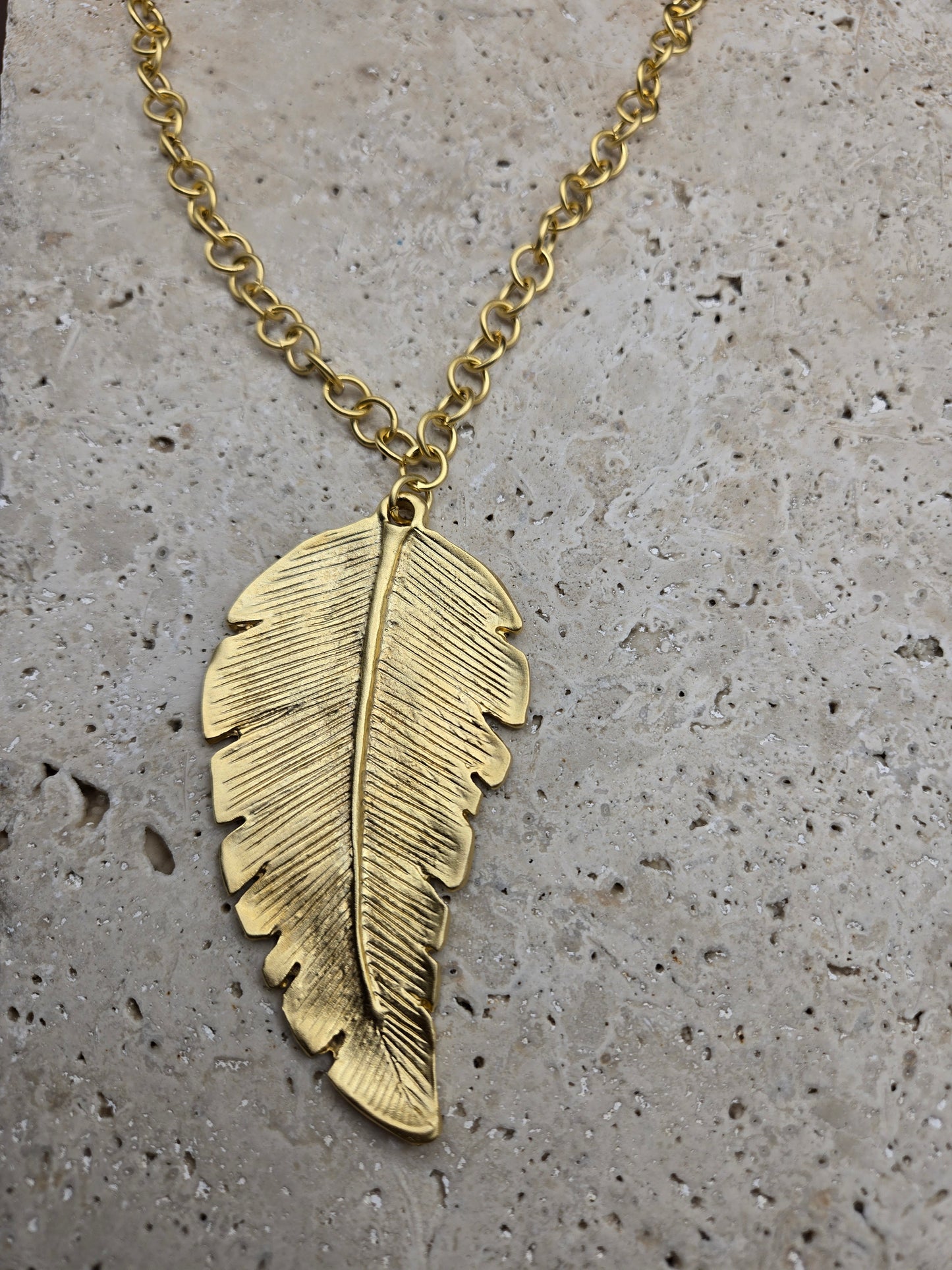 Collar hoja colgante, color oro, largo