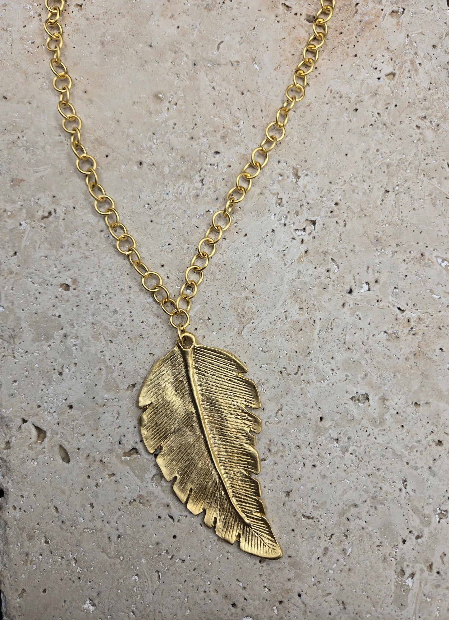 Collar hoja colgante, color oro, largo