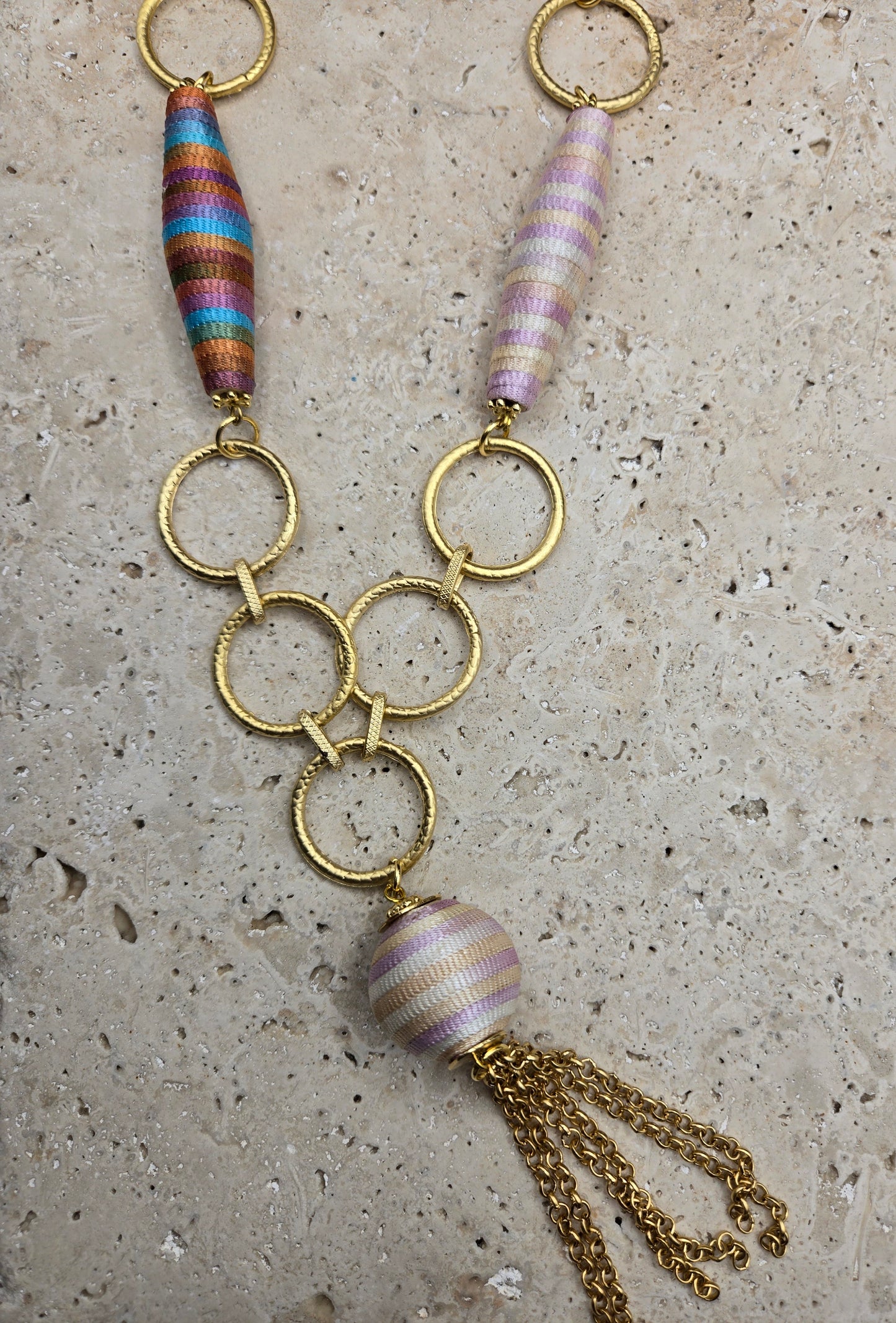 Collar óvalos pasteles, con detalles dorado, largo