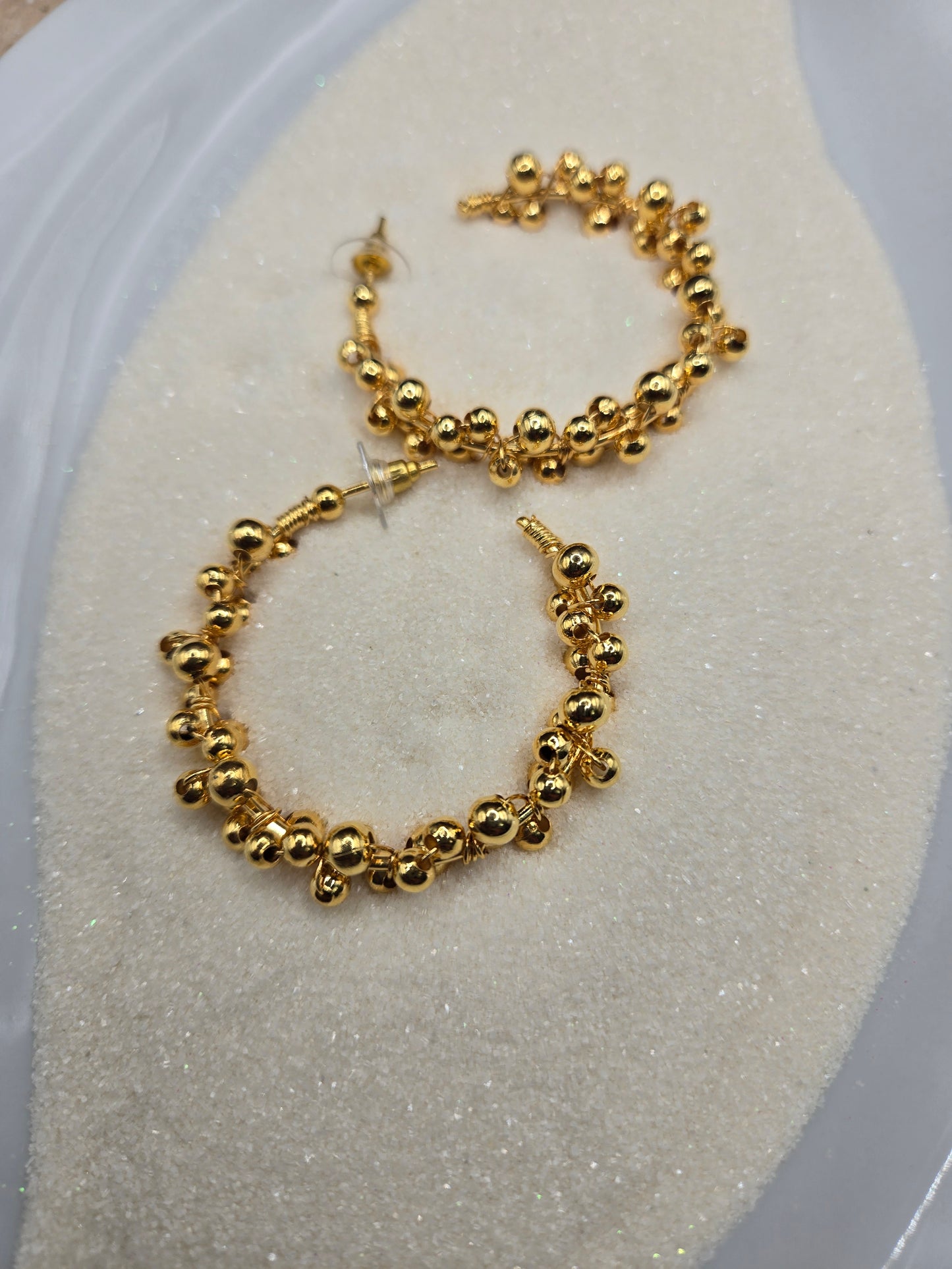 Arete tesoro entretejido, en bronce bañado en oro.