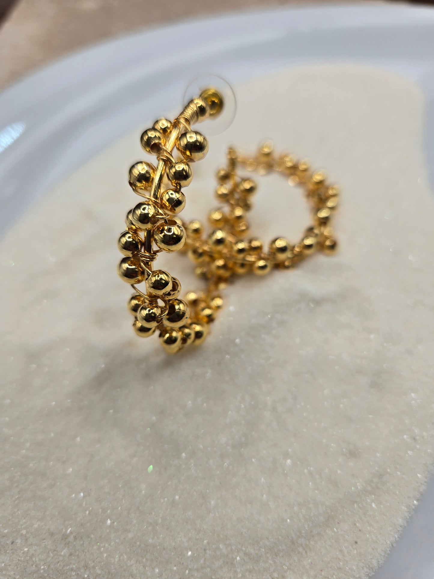 Arete tesoro entretejido, en bronce bañado en oro.