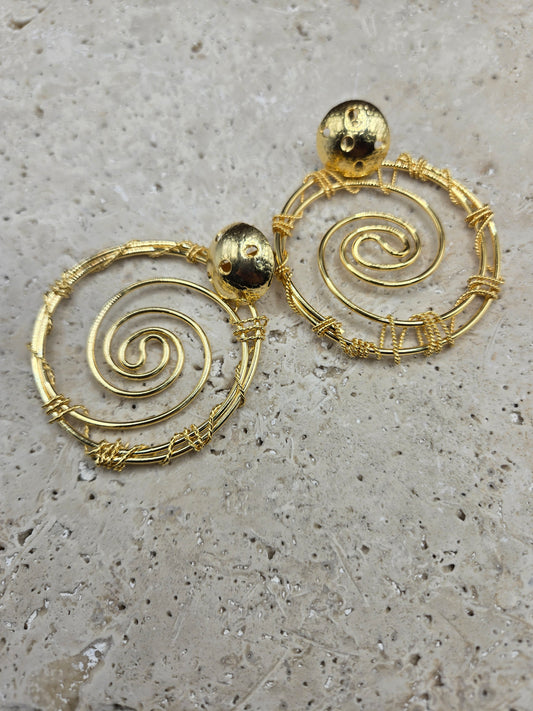 Pantallas circulo perforado y espiral colgante, color oro