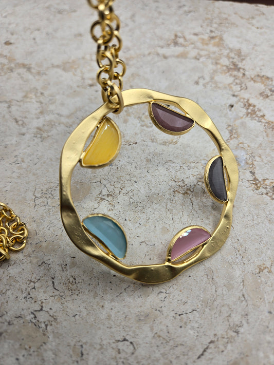 Collar cinco medias lunas de piedras ágata, color oro, largo