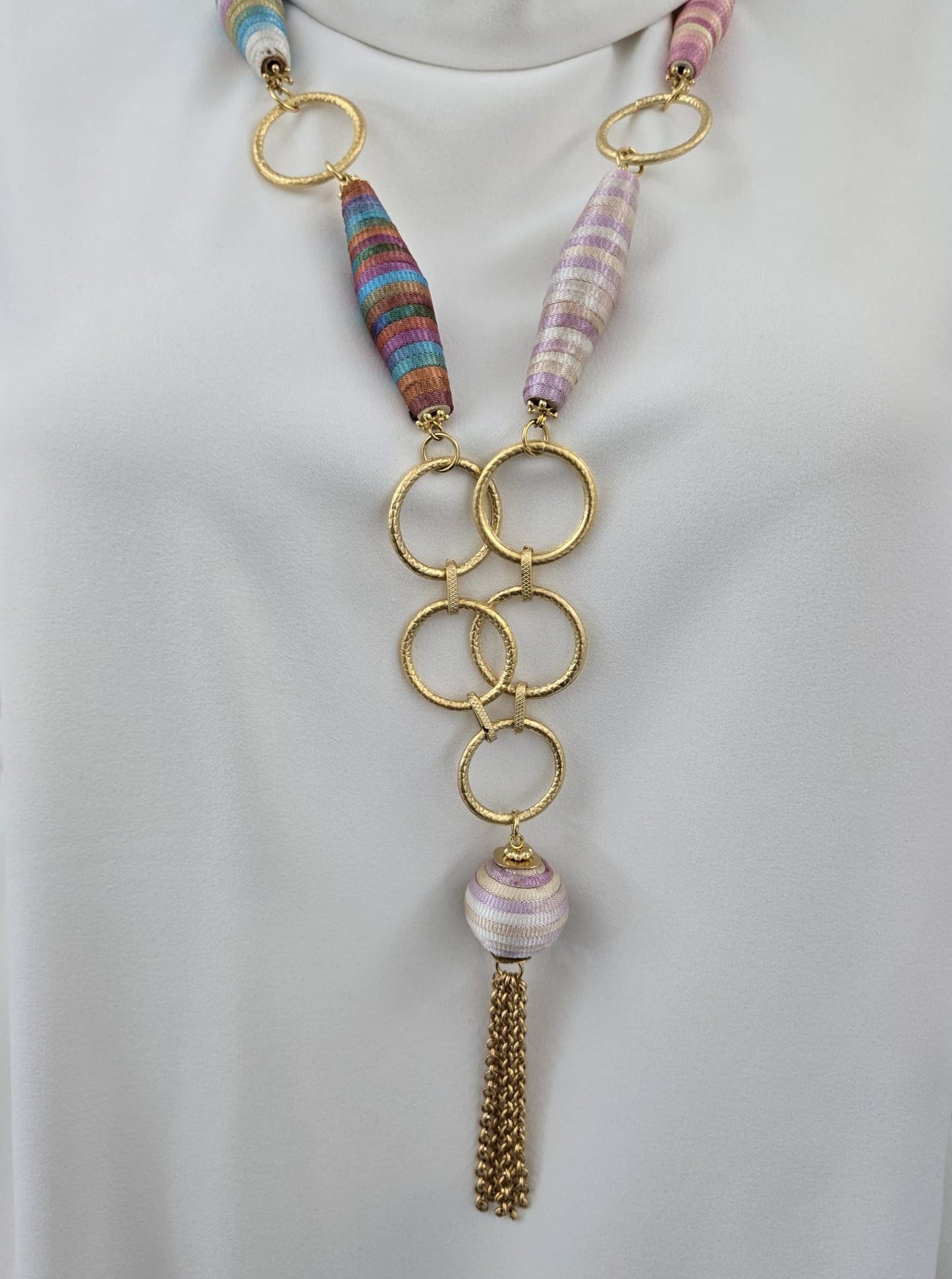 Collar óvalos pasteles, con detalles dorado, largo